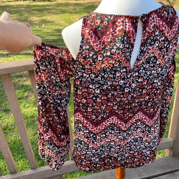 Lily White top with peak-a-boo shoulders - Picture 4 of 4